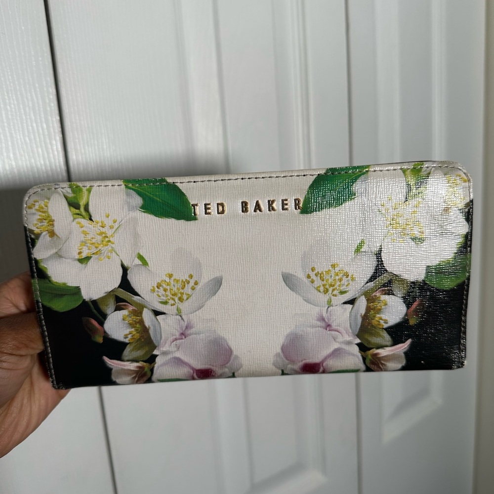 Ted Baker London - Floral Wallet from 2016-2018 - USED***